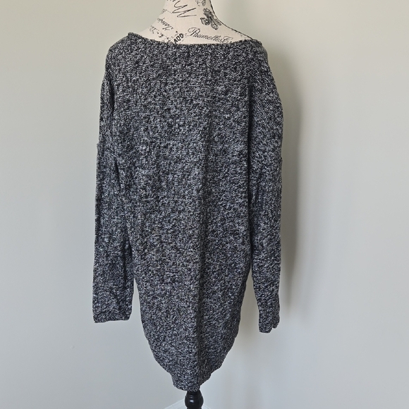 Old Navy Black and White Knit Sweater - Picture 6 of 6